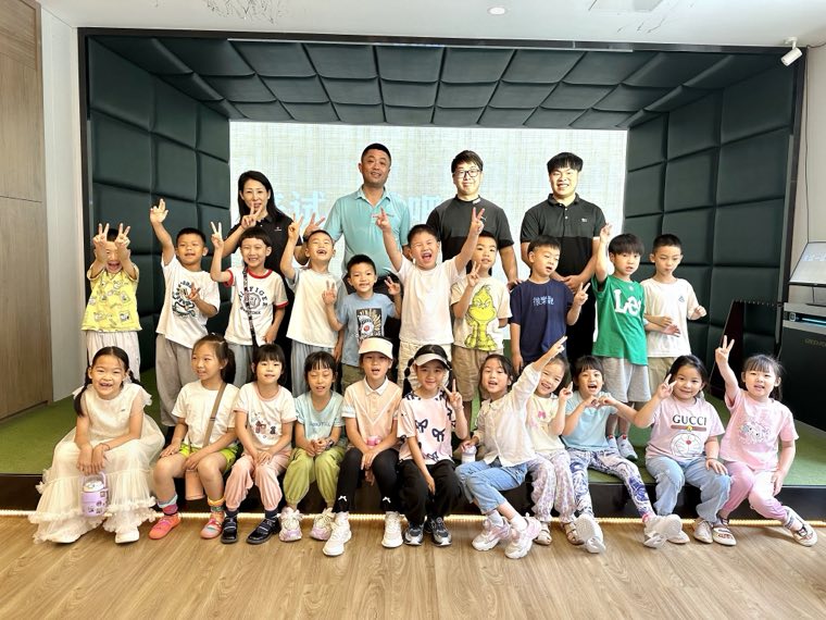 中国でのジュニア向けゴルフレッスンに参加した子どもたちの集合写真